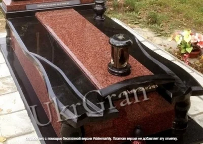 Alt комбинированная надгробная плита с красного и черного гранита, с лампадкой и вазой