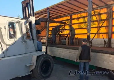 Alt погрузка автопогрузчиком ящиков с гранитной продукцией в автомобиль.